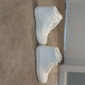 White sneakers 7.5